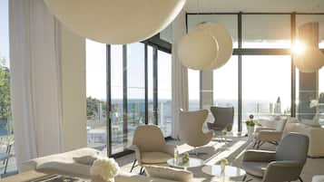 2 bars/lounges, cocktail bar