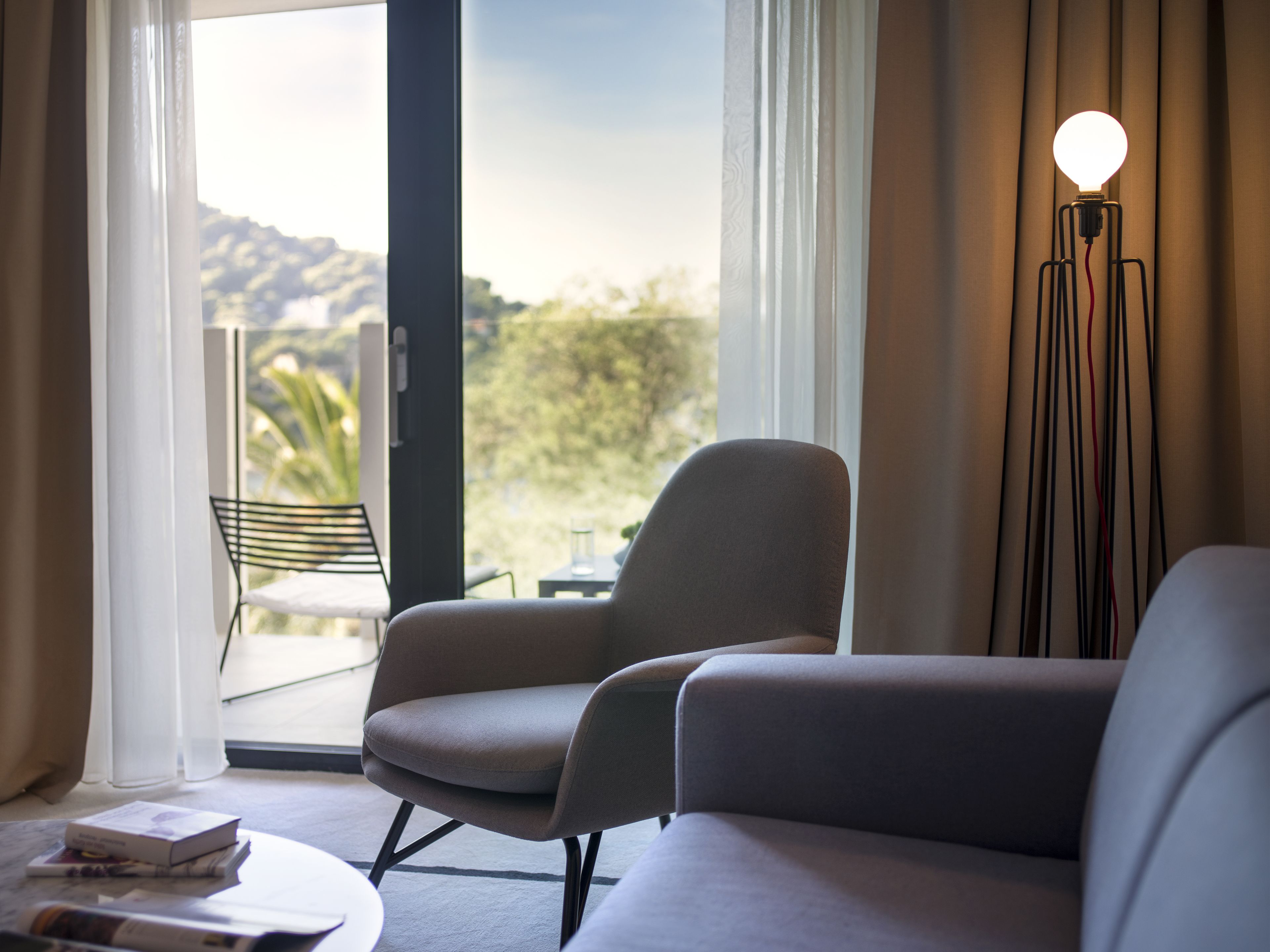 executive suite, balcony | living room | flat-screen tv, pay films