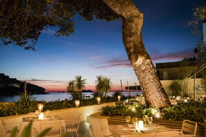 Se sirven desayunos, comidas y cocina mediterránea con vista a la playa