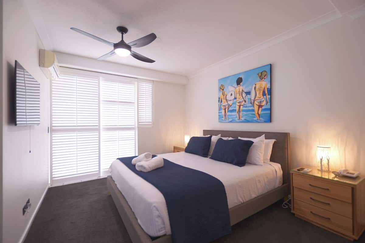 1 habitación, decoración personalizada, muebles diferentes y escritorio