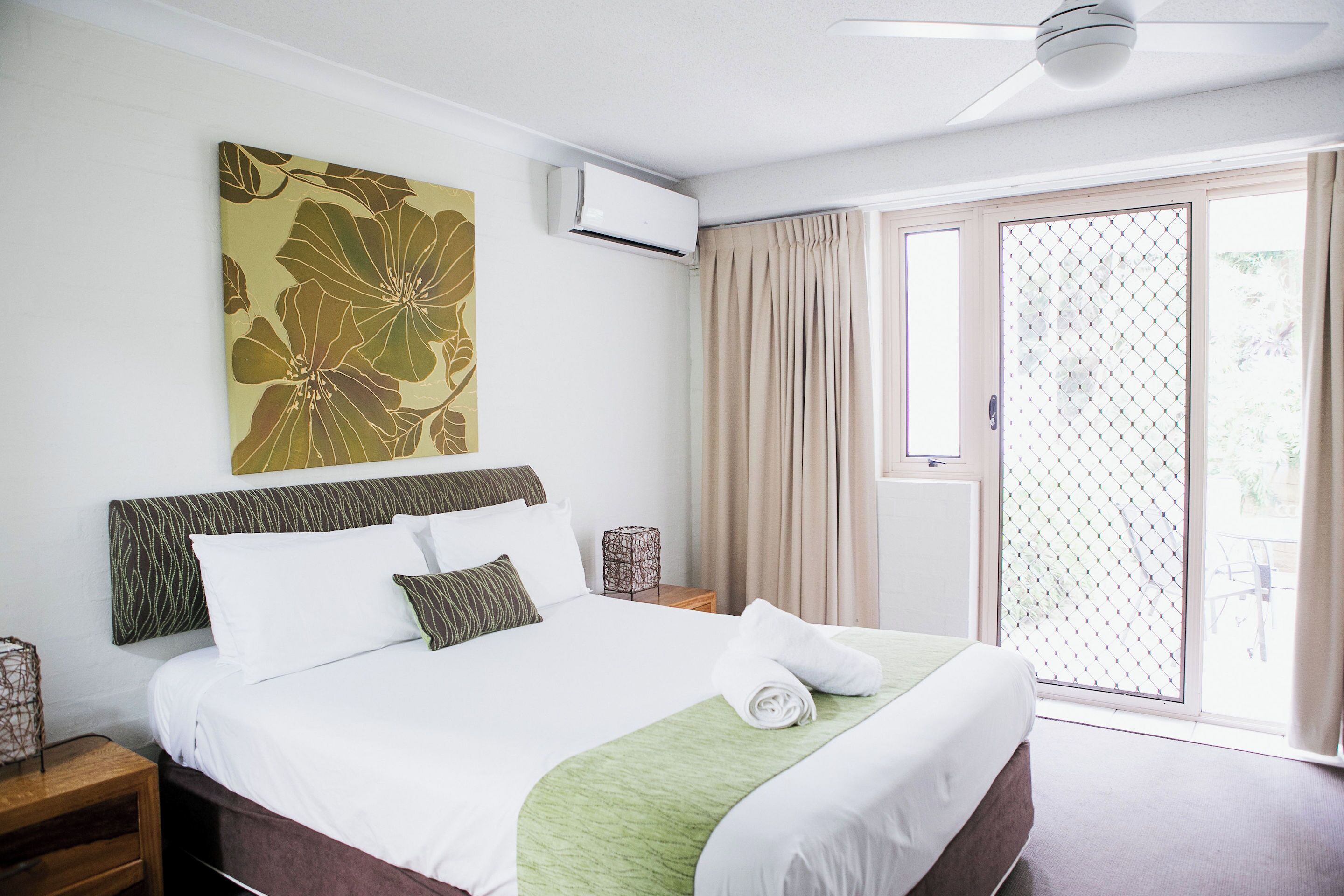 Apartment, Garden View | Dihias secara berasingan, dilengkapkan perabot secara berasingan, meja 