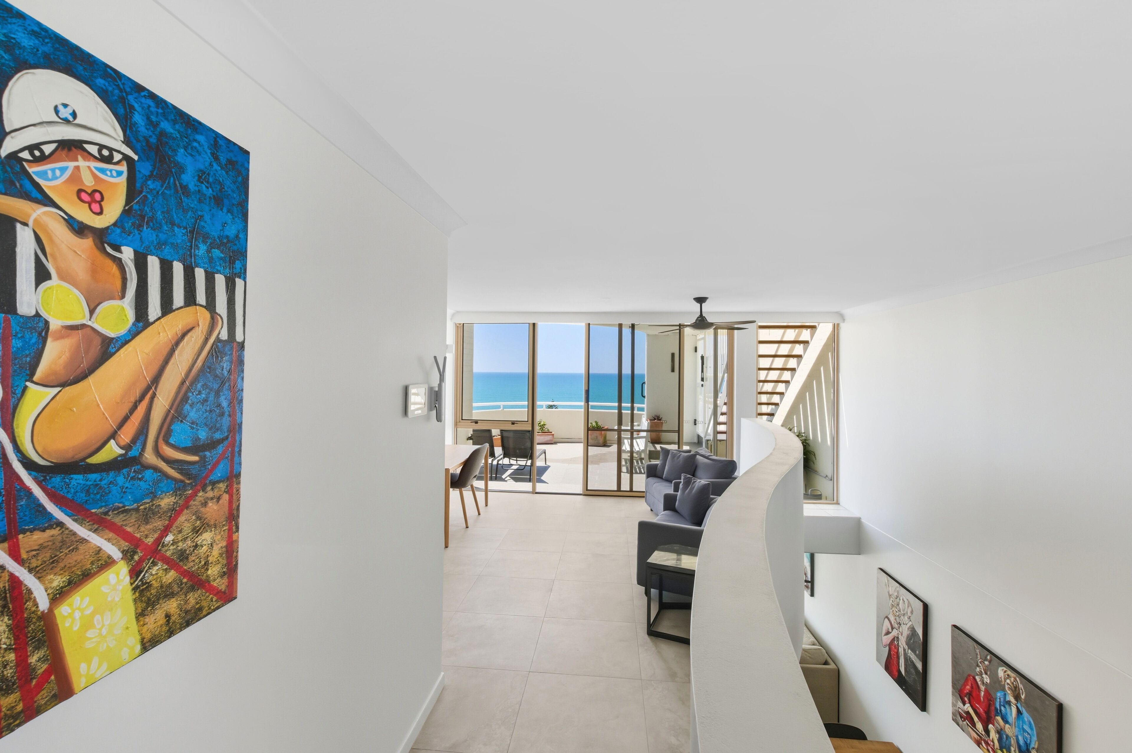 Departamento superior, 3 habitaciones, vista al océano | Decoración personalizada, muebles diferentes y escritorio 