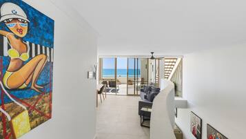 Departamento superior, 3 habitaciones, vista al océano | Decoración personalizada, muebles diferentes y escritorio