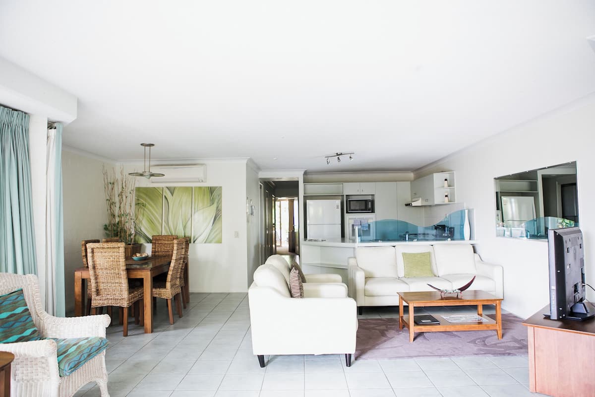 1 habitación, decoración personalizada, muebles diferentes y escritorio