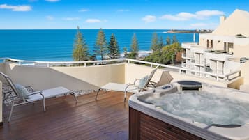 Three Bedroom Rooftop Spa Apartment | Private spa tub