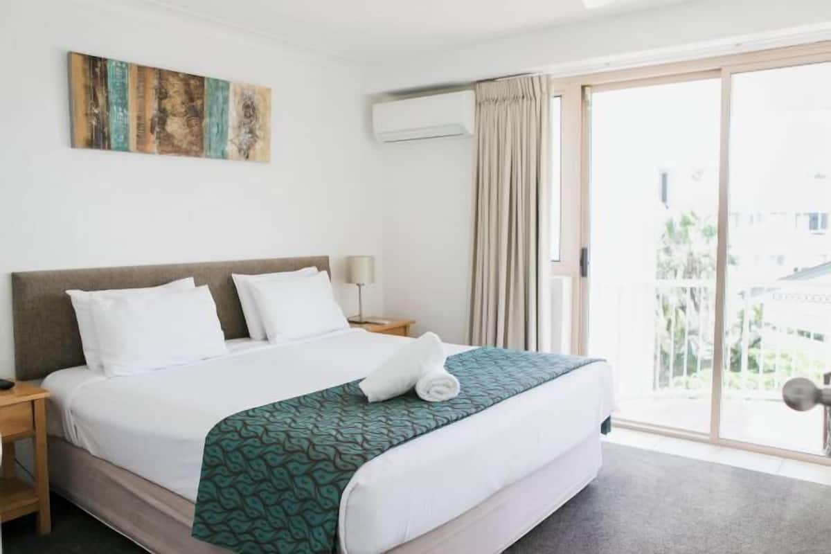 1 habitación, decoración personalizada, muebles diferentes y escritorio