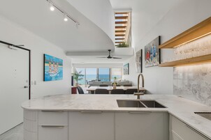 Appartement Supérieur, 3 chambres, vue océan | Cuisine privée | Cafetière/bouilloire, réfrigérateur, micro-ondes, four