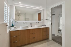 3 Bedroom Split Level Superior Ocean View | Bathroom | Shower, free toiletries, hair dryer, towels - Osprey Apartments (Mooloolaba)