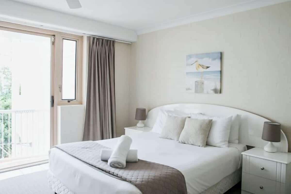 1 habitación, decoración personalizada, muebles diferentes y escritorio