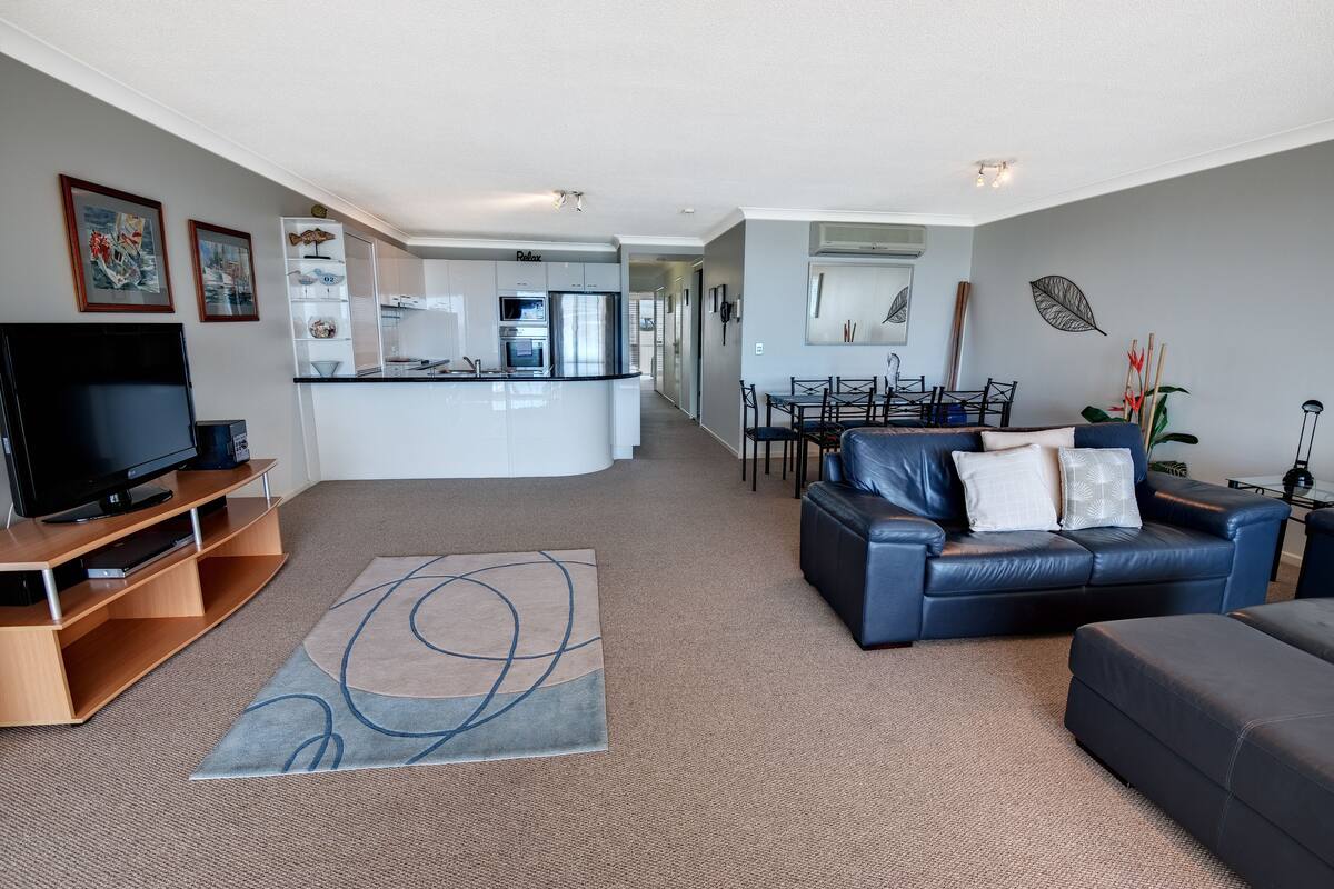 Three Bedroom Superior Ocean Apartment | Living area | 35-inch flat-screen TV with cable channels, TV