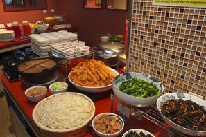 每日供应自助式早餐（每人 JPY 1485）