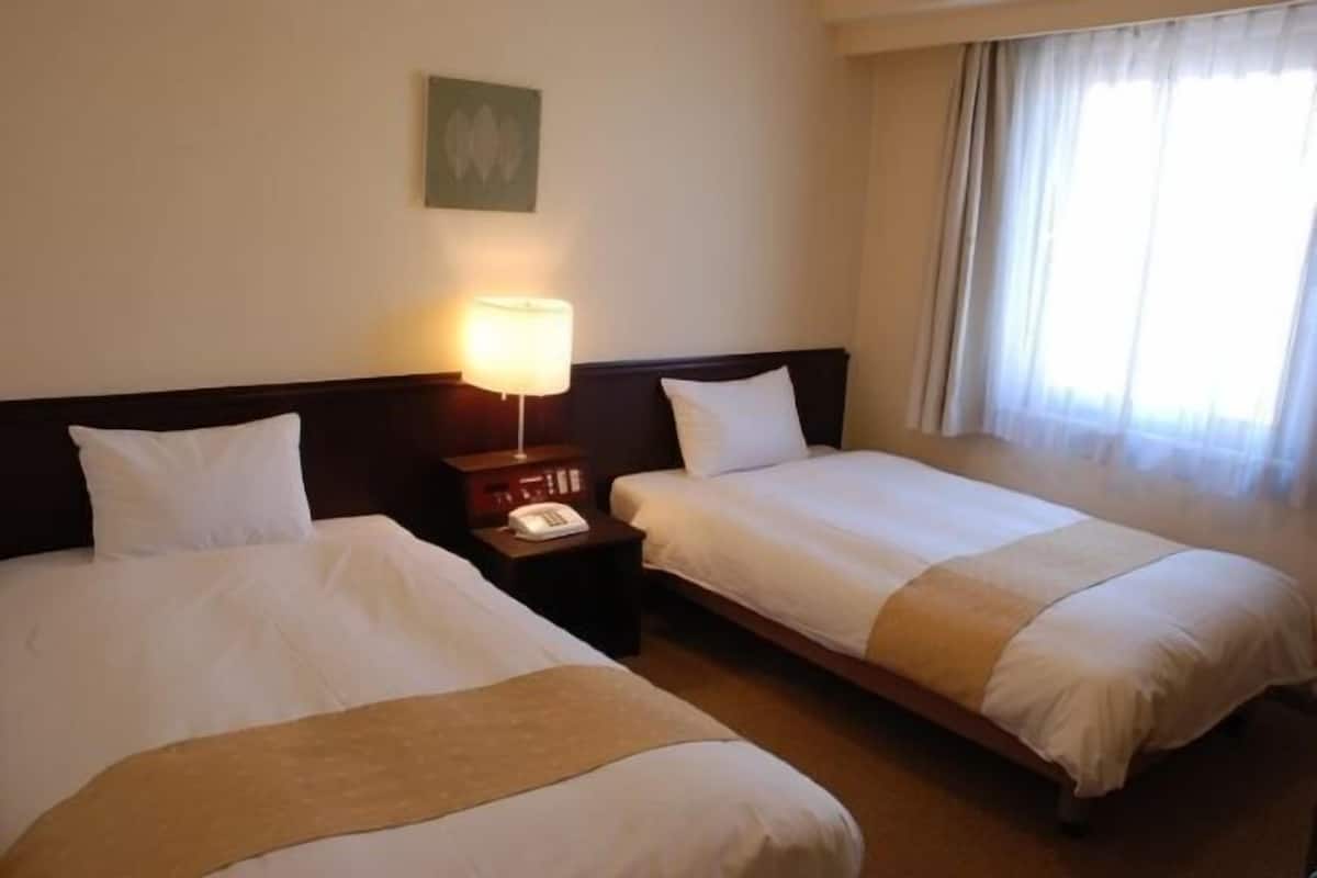 Una scrivania, tende oscuranti, ferro/asse da stiro, Wi-Fi gratuito