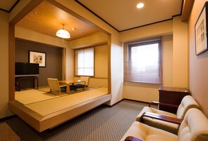 Suite familiar, fumadores (Japanese style) | Zona de estar | Una televisión, películas de pago