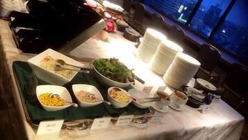 Daily buffet breakfast (JPY 1300 per person)