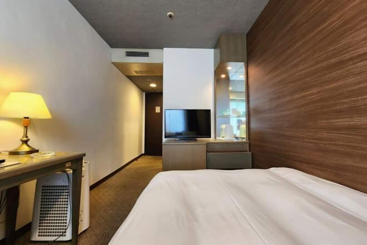 Escritorio, cortinas opacas, tabla de planchar con plancha y wifi gratis