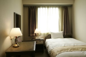 Escritorio, cortinas blackout y tabla de planchar con plancha
