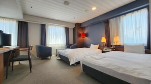 Bàn, màn/rèm cản sáng, bàn ủi/dụng cụ ủi quần áo 