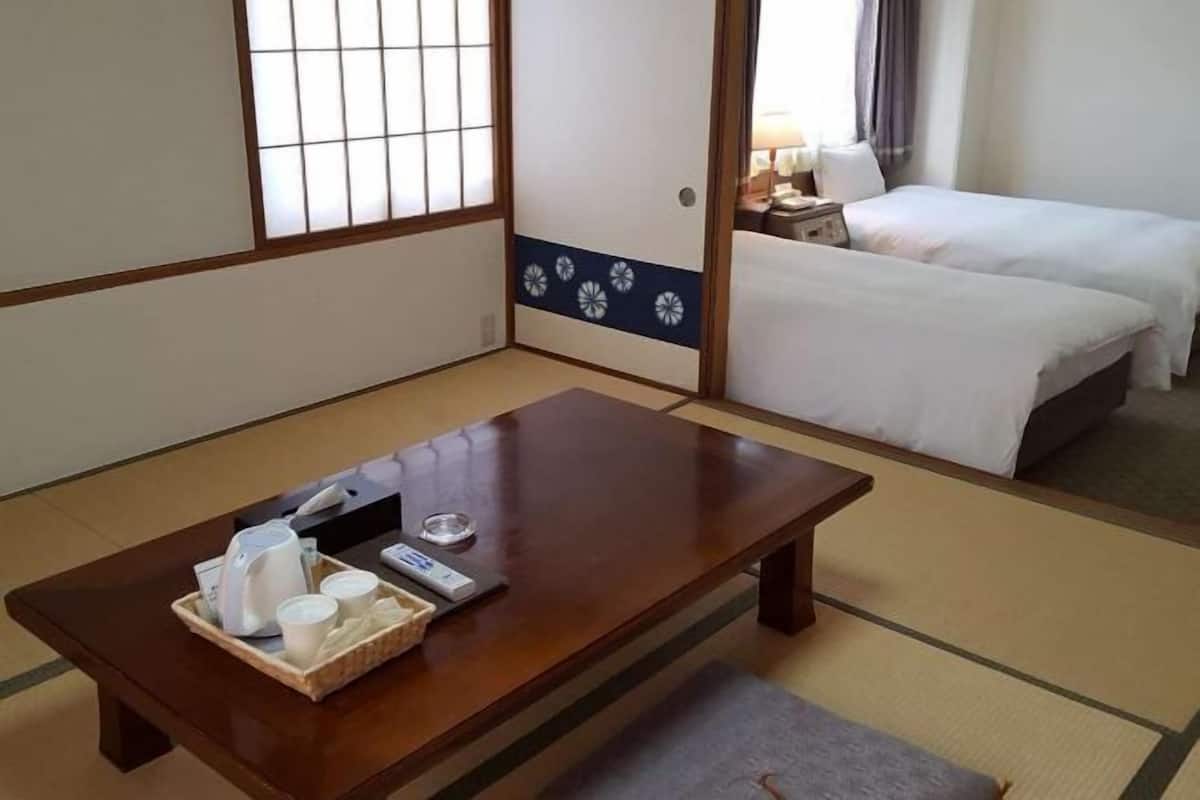 Bureau, rideaux occultants, fer et planche à repasser, Wi-Fi gratuit