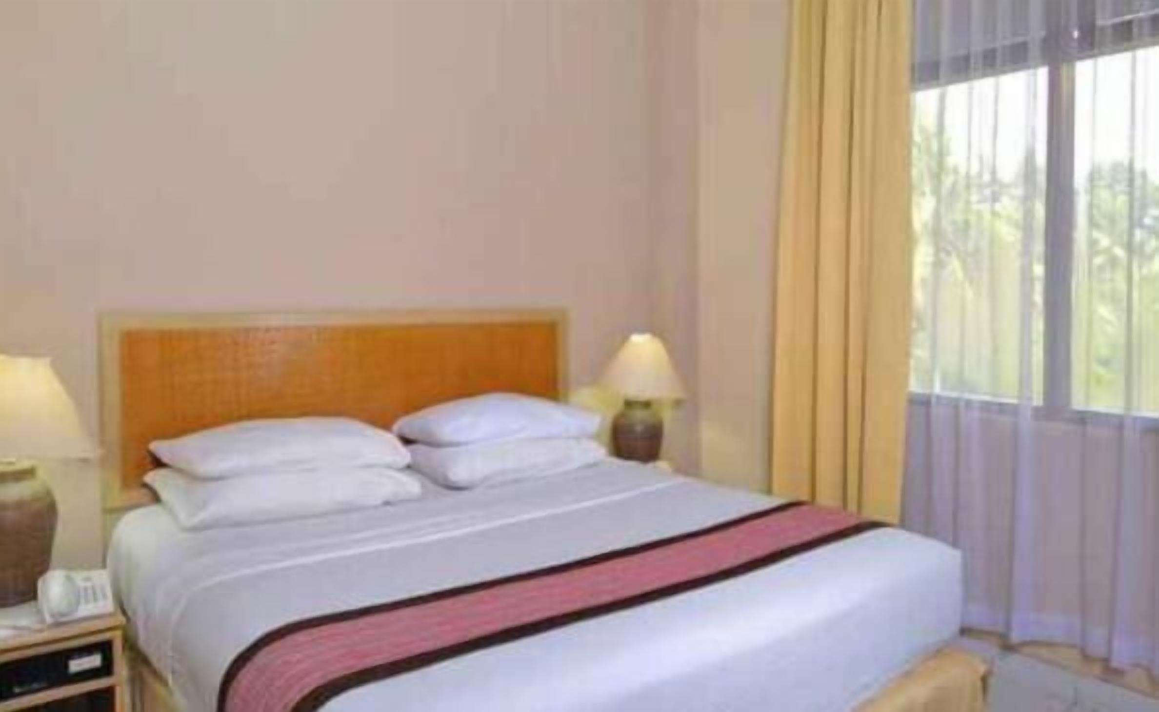 迷你吧、办公桌、笔记本电脑工作区、隔音