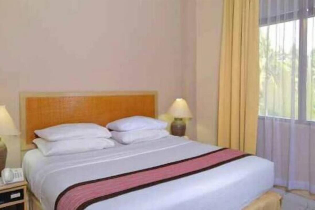 Minibar, skrivbord, arbetsyta för laptop och ljudisolering