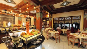 Un espace buffet proposant divers plats et une zone de restauration avec des tables et des chaises.