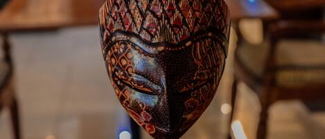 Una copa de vidrio decorativa con diseños intrincados.