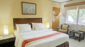 Minibar, desk, laptop workspace, soundproofing - The Jayakarta Yogyakarta (Depok)