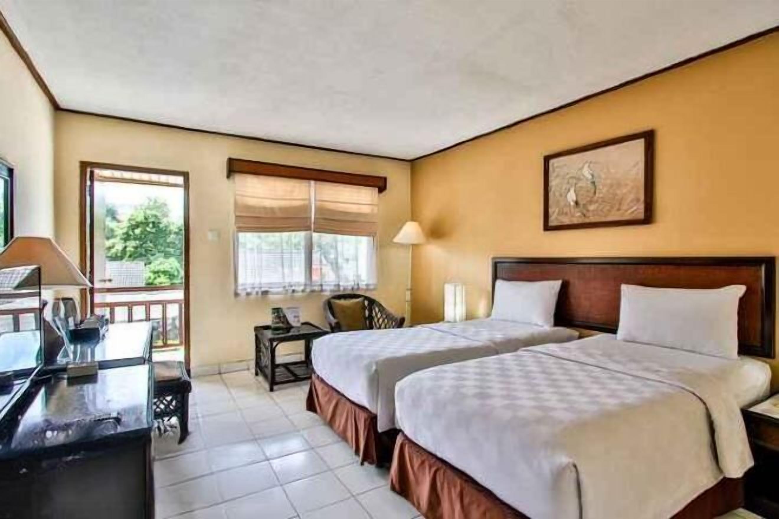 Minibar, escritorio y espacio para trabajar con laptop 