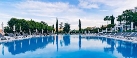 Piscina coberta, 2 piscines a l'aire lliure, para-sols i gandules
