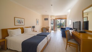 Safe på rommet, skrivebord og skrivebord for bærbar PC