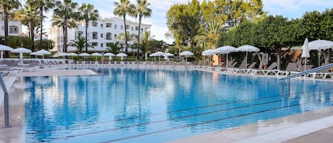 Una piscina cubierta, 2 piscinas al aire libre, sombrillas, tumbonas