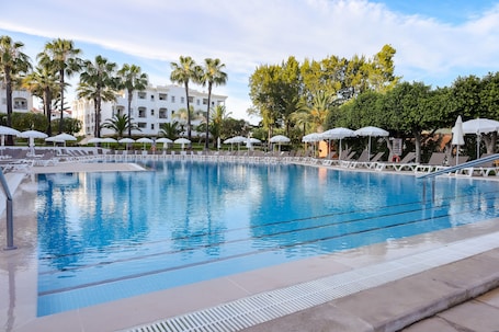 Una piscina techada, 2 piscinas al aire libre, sombrillas