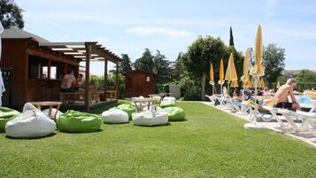 Bar junto a la piscina