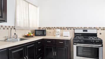 One Bedroom Apartment | Cuisine privée | Réfrigérateur