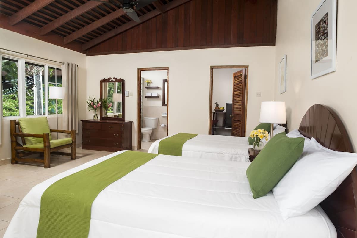 Deluxe Room | In-room safe, WiFi (free), bed sheets