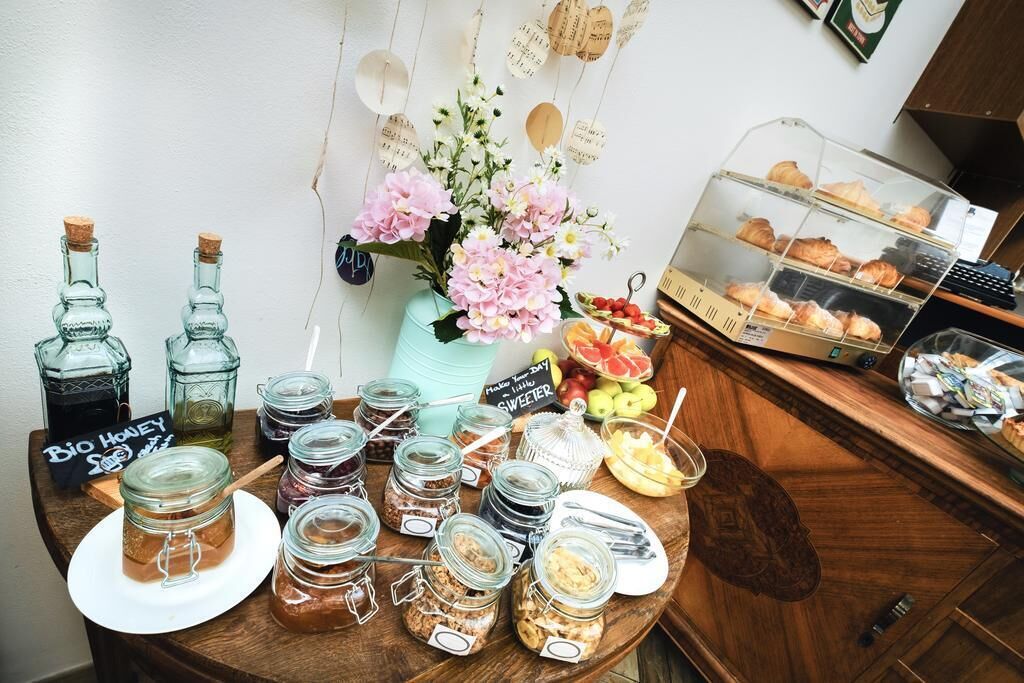 Tägliches Frühstücksbuffet gegen Gebühr
