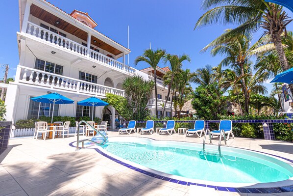 حمّام سباحة خارجي، مقاعد للتشمس