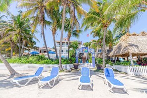 على الشاطئ، الإبحار بالقوارب الشراعية، ركوب قوارب الكاياك، صيد الأسماك