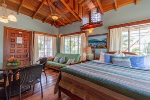 أغطية فراش متميزة وخزنة داخل الغرفة ومساحة عمل للكمبي وتر المحمول