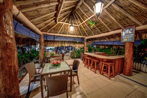 تناول الطعام بالخارج