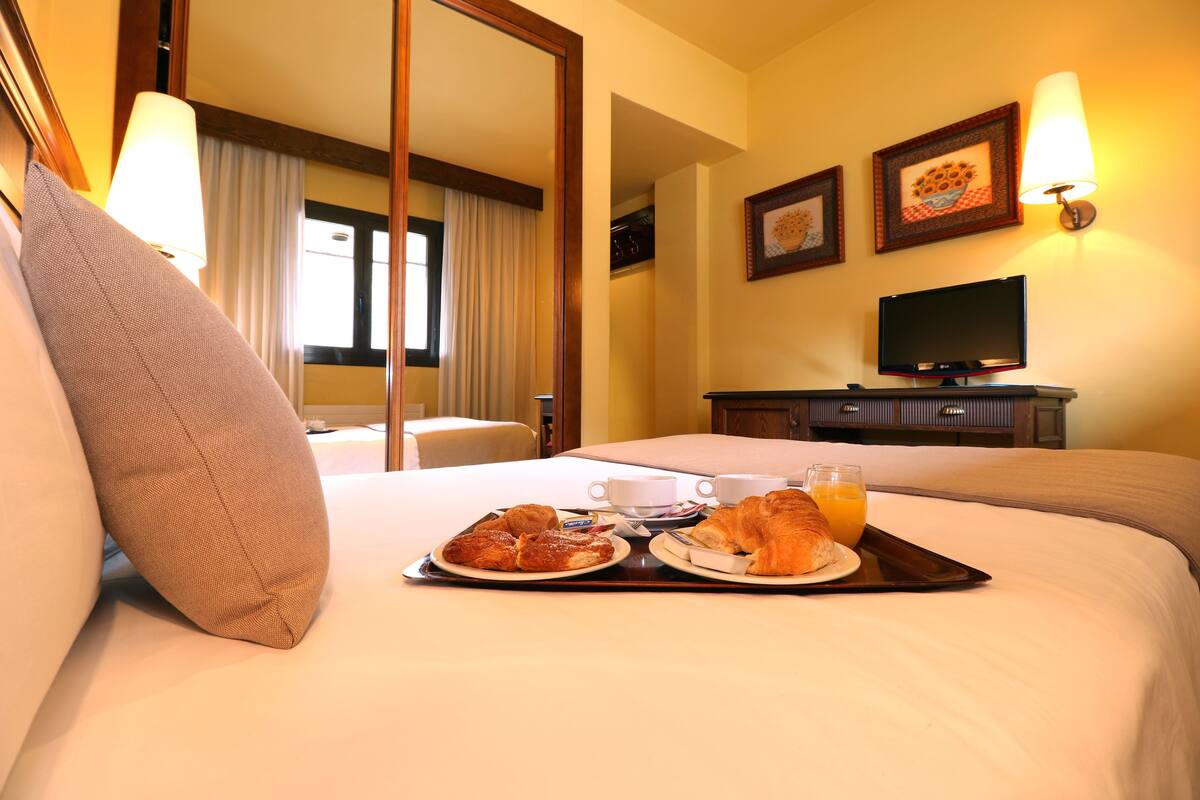 double room (small) | 1 bedroom, in-room safe, desk, free wifi