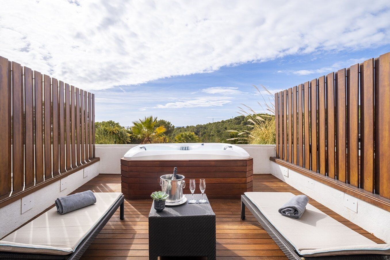 Premium bedding, down comforters, minibar, in-room safe