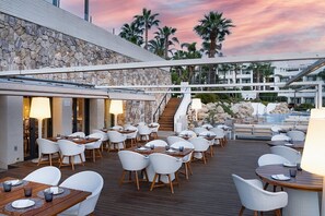 Lunch served, pool views  - Eurostars Sitges (Sitges)