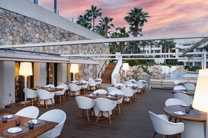 Mittagessen, Blick auf den Pool 