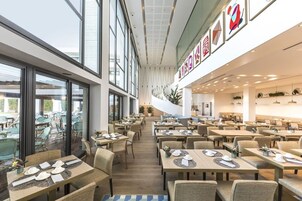 Mittagessen, Blick auf den Pool 