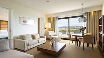 Roupas de cama premium, edredons de pluma, frigobar, cofres nos quartos