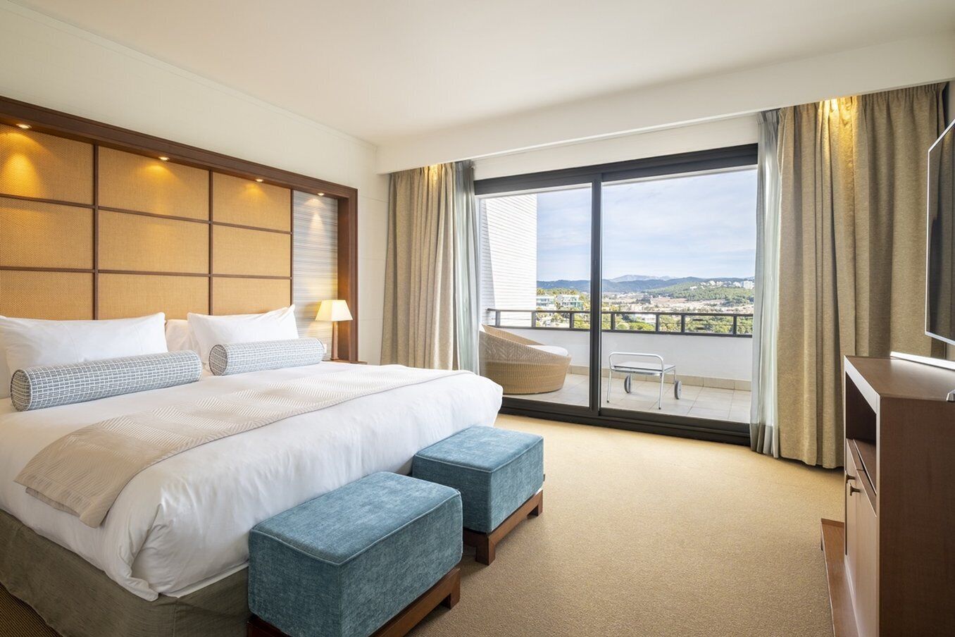 premium bedding, down duvets, minibar, in-room safe