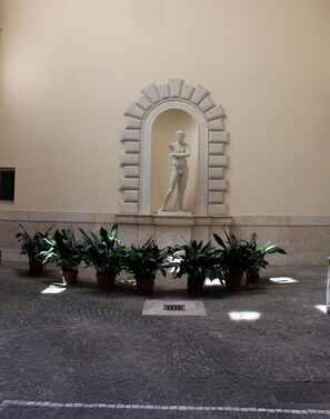 Courtyard - Hotel Seiler (Rome)