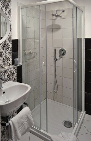 Single Room | Bathroom | Shower, free toiletries, hair dryer, towels - Hotel Seiler (Rome)