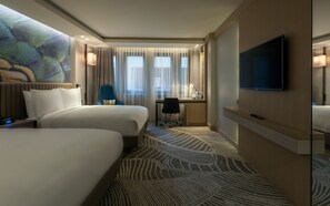 Quarto, 2 camas Queen, acessível | Roupas de cama premium, edredons de pluma, camas Select Comfort